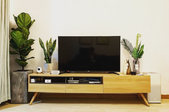 Kącik telewizyjny w salonie – jak go urządzić?