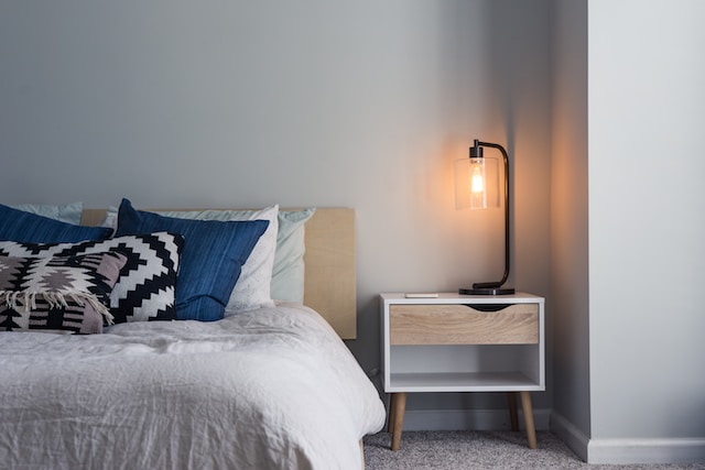Jaka lampa do sypialni? Dowiedz się, jak zaplanować idealne oświetlenie