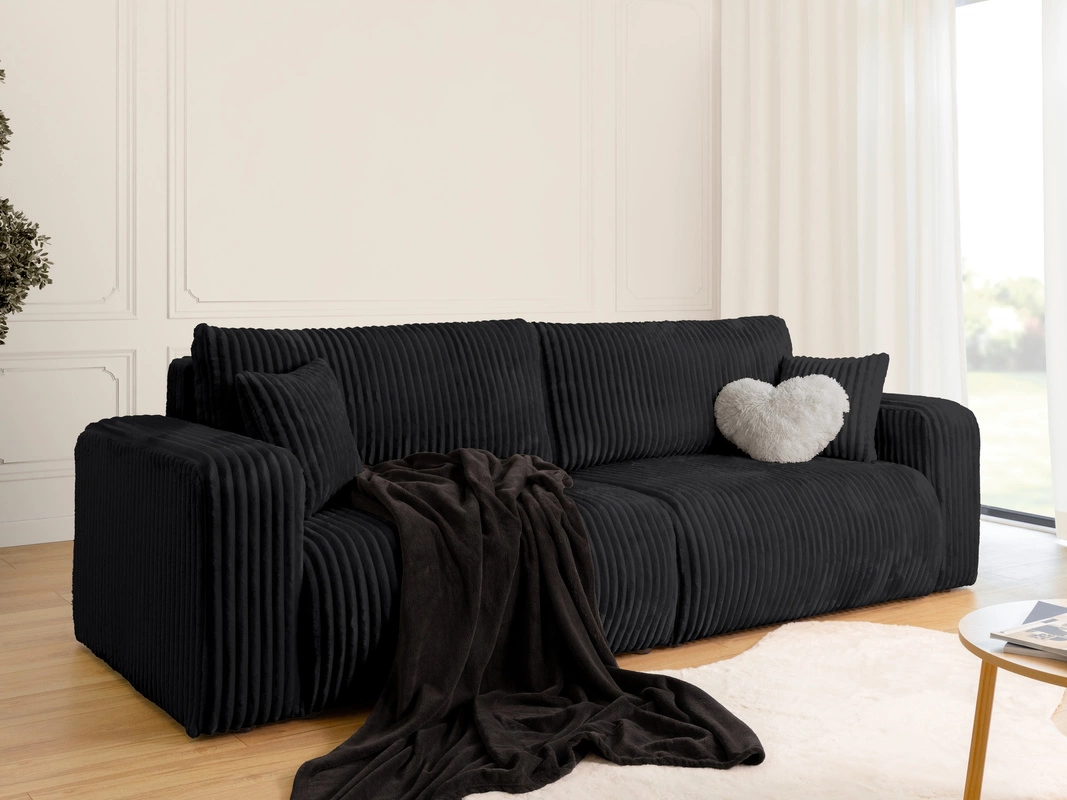 Czarna sofa: jakie dodatki wybrać, by ocieplić i ożywić wnętrze?